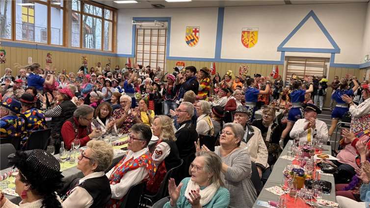 Ein bunter Mix aus Tanz, Gesang und humorvollen Vorträgen brachte die Gäste in beste Karnevalsstimmung und lud zum Schunkeln ein.  Foto: Susanne Thiele