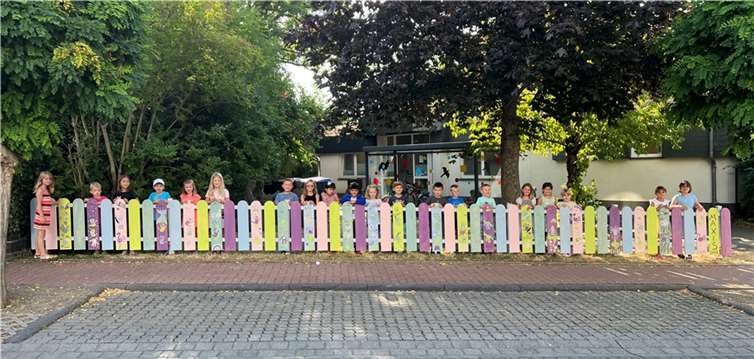 Ein bunter Zaun wurde zur Erinnerung an die Kita-Zeit von den Eltern der Maxi-Kinder geschaffen.  Foto: privat