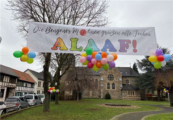 Ein buntes Banner der Möhnen sorgt für Farbe mitten in Bengen.