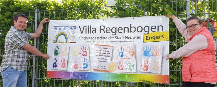 Ein buntes Banner hängt am Zaun der städtischen Kita „Villa Regenbogen“ in Engers.Quelle: Stadt Neuwied