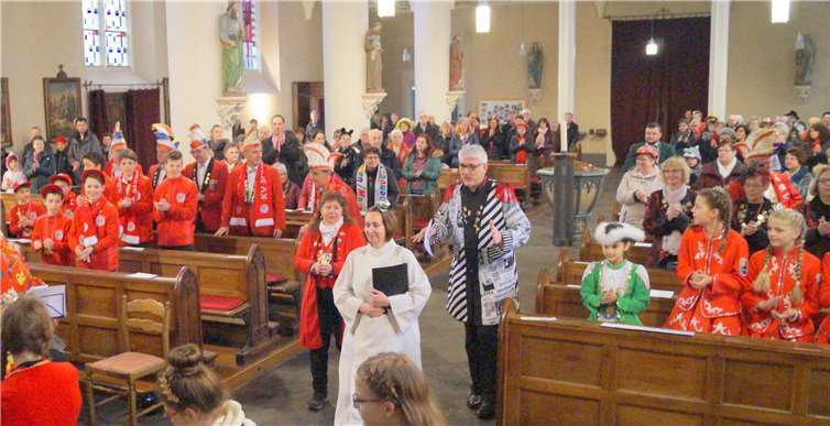 Ein buntes Bild boten wieder die Narren bei der Fastnachtsfeier in der Treiser Pfarrkirche St. Johannes. Fotos: TT
