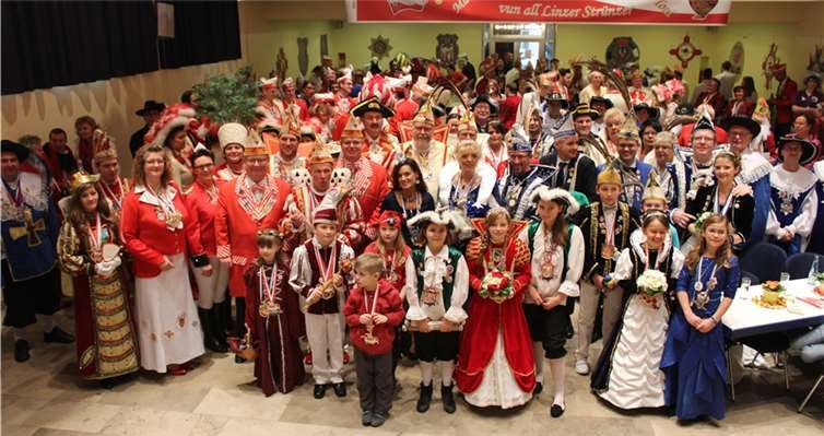 Ein buntes Bild formierten die Prinzen und Prinzessinnen mit ihrem Hofstaat in der Stadthalle. -DL-