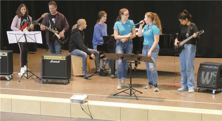 Ein buntes Bühnenprogramm wurde den Schülerinnen geboten. Fotos: Schönstätter Marienschule