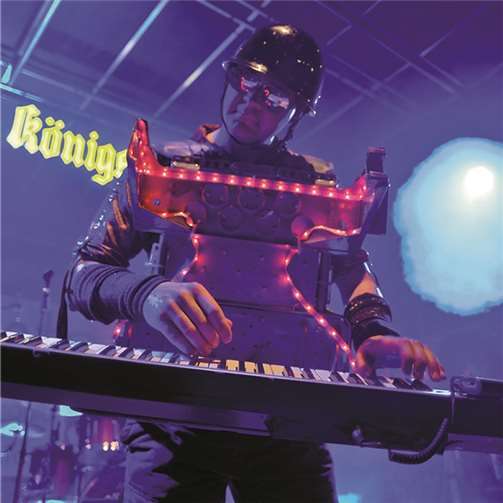 Ein buntes Erlebnis bot die Band „Sidewalk“ mit ihren Kostümen passend zu den gecoverten Musiklegenden.