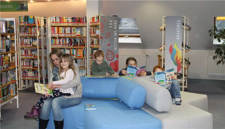 Ein buntes Lesesofa bildet den Mittelpunkt des neu gestalteten Bereichs für und Kinder- und Jugendliteratur sowie für Belletristik in der Stadtbibliothek Montabaur. privat