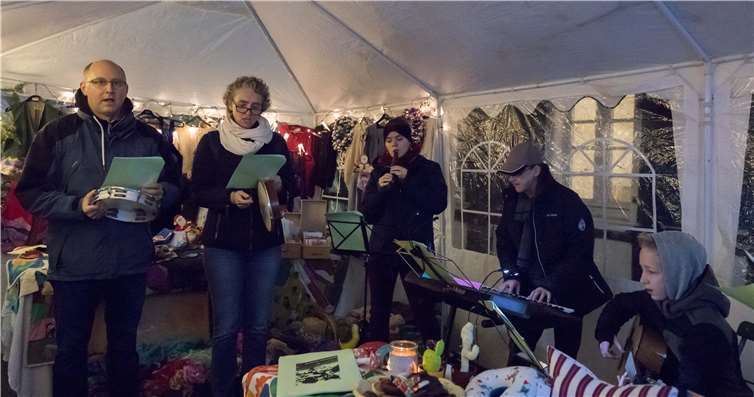 Ein buntes Musikprogramm lud zum Mitsingen ein.Fotos: CWE