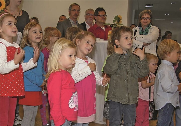 Ein buntes Programm, bei dem auch die Kindergartenkinder mit ihren Gesangseinlagen teilnahmen, unterhielt die Gäste aufs Beste.