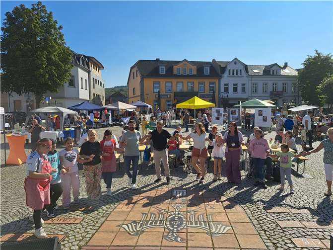 Ein buntes Programm bei herrlichem Wetter bot der erste MIT-MACH-Markt auf dem Sinziger Kirchplatz.  Foto:Sonja Wuttke