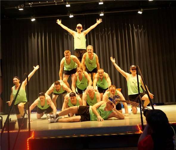 Ein buntes Programm erfreute die Gäste, dazu gehörte auch der Auftritt dieses Männerballetts. Fotos: privat