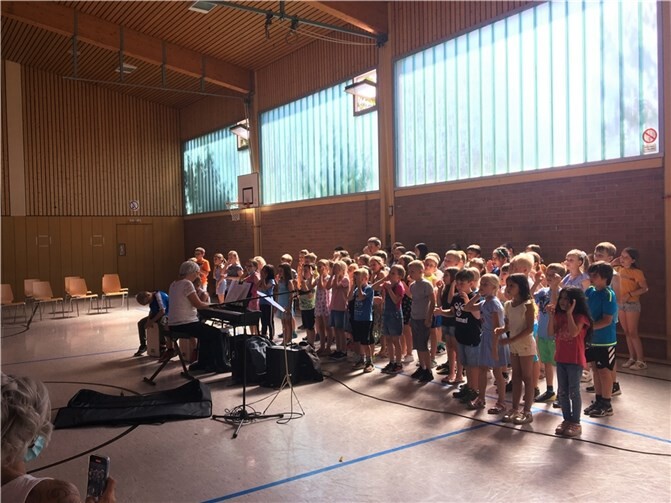 Ein buntes Programm mit Volksliedern wie dem „Bruder Jakob“ und dem „Kuckuck und dem Jäger“, aber auch Liedern in englischer und afrikanischer Sprache wurden dargeboten. Foto: privat