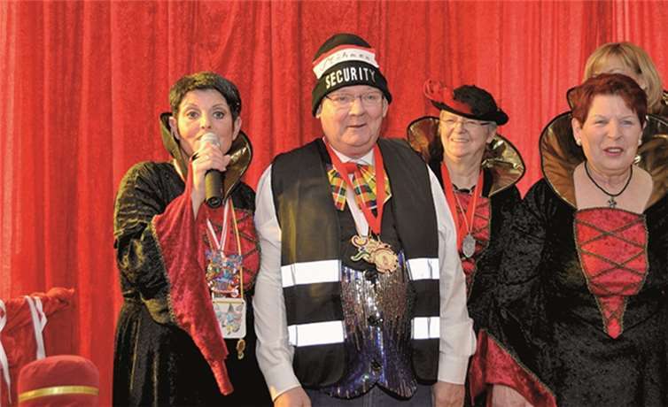 Ein buntes Programm stellten die Gimmiger Backeslämpchen zusammen und sorgten für gute Stimmung. privat