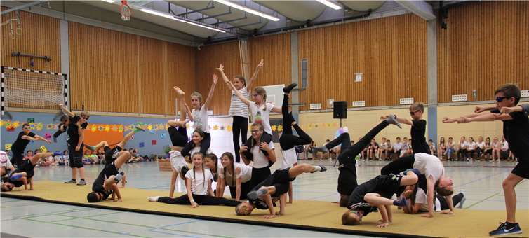 Begrüßung neuer Mitschüler mit einer harmonischen Feierstunde Ein buntes Programm wurde den Neuankömmlingen geboten.