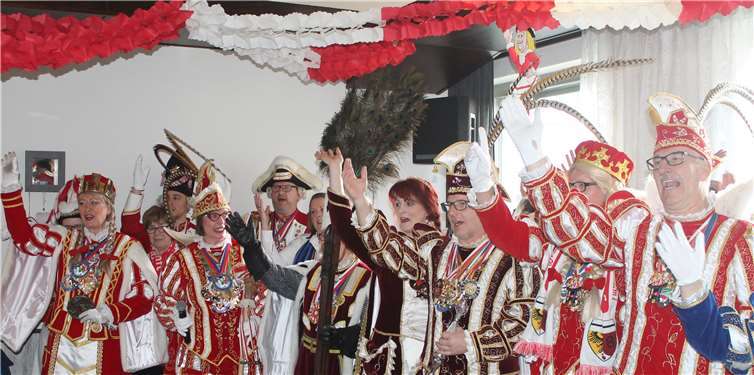 Ein buntes Stell-dich-ein der närrischen Regenten (v.l.n.r.) Dreigestirn von Rheinbach, Prinzenpaar aus Queckenberg, Jungfrau und Prinz aus Wormersdorf.