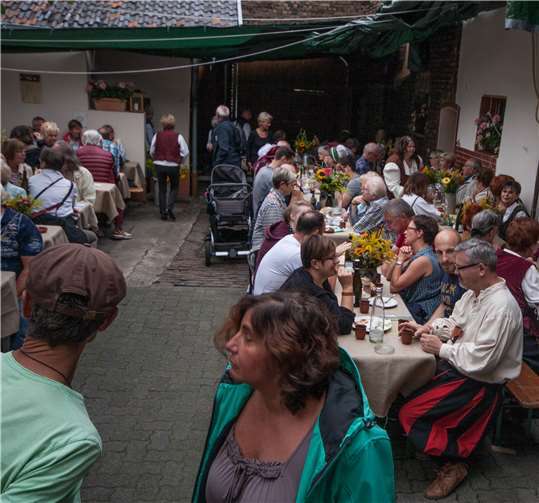 Ein buntes musikalisches Programm sowie köstliche Speisen und Getränke bieten die Sängerinnen und Sänger ihren Gästen im Sängerhof an.