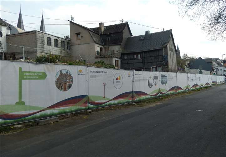 Ein dekorativ gestalteter Bauzaun schützt das städtische Gelände an der Hospitalstraße in Montabaur. Die Stadt will das Grundstück jetzt verkaufen. Dazu läuft ein Investorenwettbewerb. Interessenten können sich noch bis zum 15. Februar 2018 melden. Stadt Montabaur