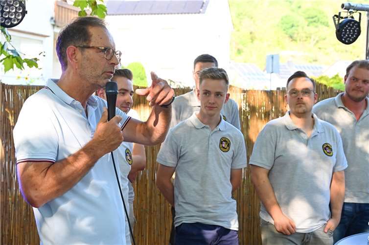 Kirmestradition erfolgreich wiederbelebt Ein dickes Dankeschön für das Engagement der Dorfvereine wie der Junggesellen und der Sankt Sebastianus Schützen bei der Kirmes hatte der neue Ortsvorsteher Jürgen Werf beim Fassanstrich parat. Fotos: RASCH
