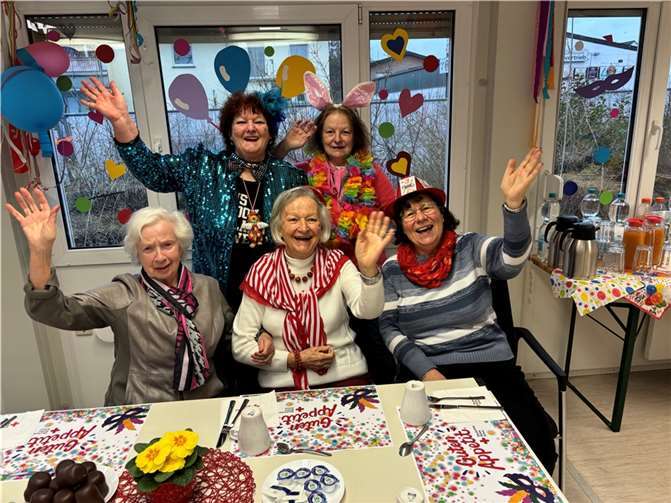 Ein dreifaches Alaaf auf das Karnevalsfrühstück im DRK-Beratungs- und Servicecenter Ahr!  Foto: Astrid Zens / DRK-Kreisverband Ahrweiler e.V.