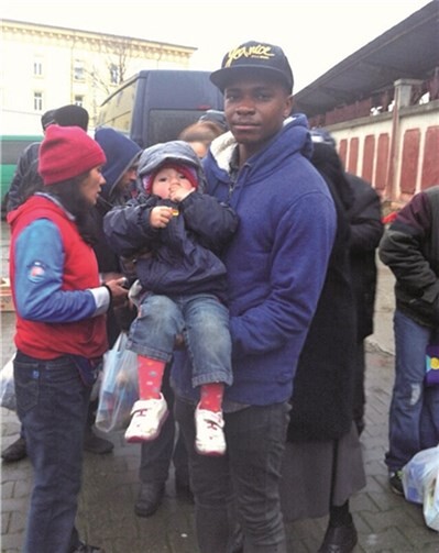 Ein dreijähriges Mädchen hatte es Hotzelsmitglied Joachim Akwapay besonders angetan. privat