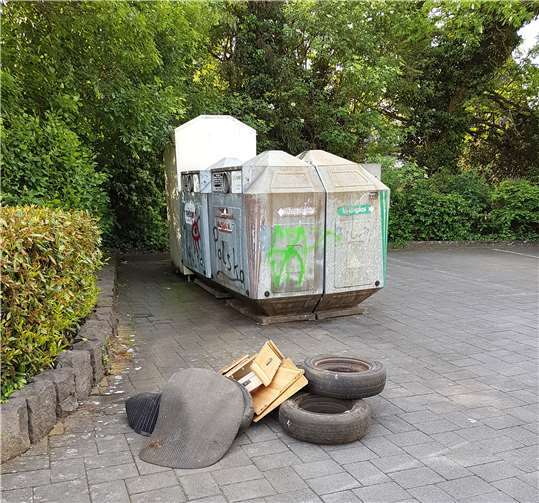 Ein dreister Fall: Am helllichten Tag wurde am Marktplatz illegal Sperrmüll entsorgt.privat