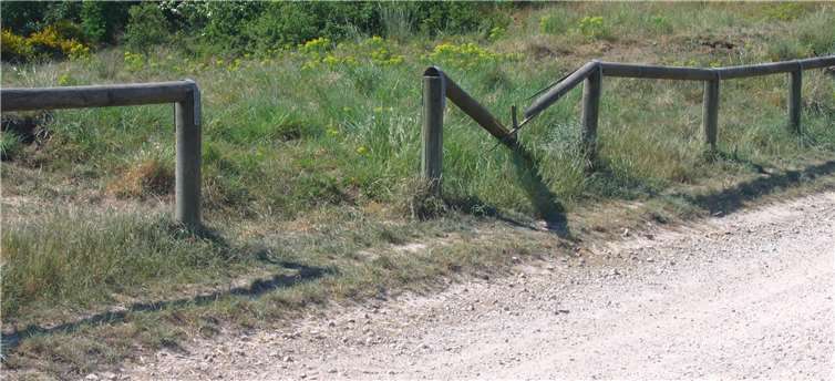 Ein durch unbekannter beschädigter Holzzaun. Fotos: Rhein-Sieg-Kreis