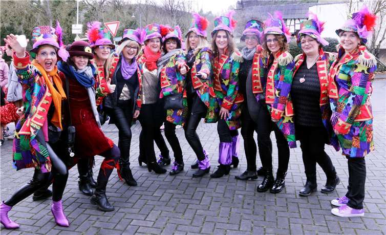 Ein ebenso buntes wie jeckes Damenvölkchen war in Schuld unterwegs. Fotos: SES