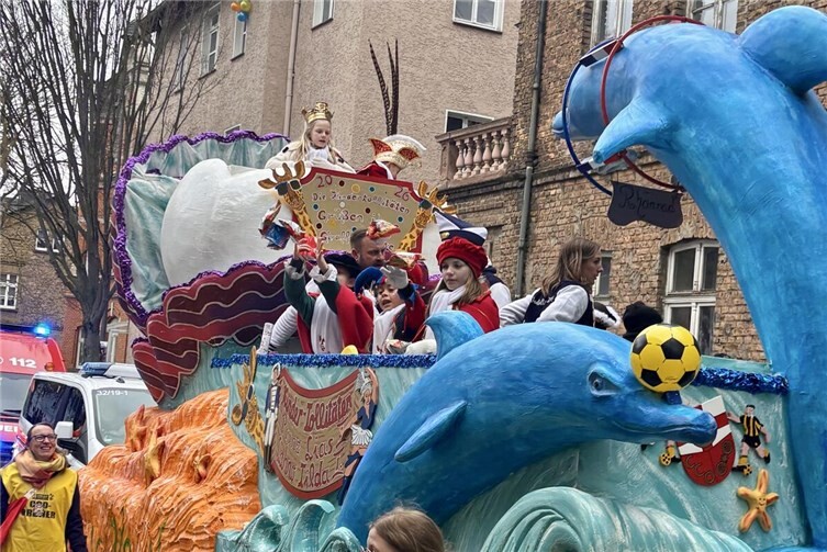 Ein echter Hingucker war der aufwendig gestaltete Wagen der Kindertollitäten Lias I. und Tilda I. mit riesigen blauen Delfinen.