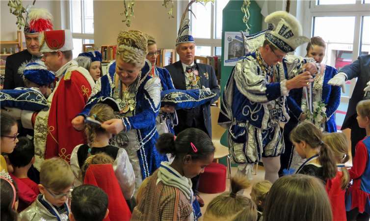 Ein echter Orden aus den Händen des Prinzenpaares – da strahlten die Kinderaugen.