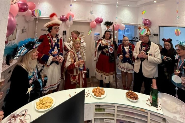 Ein echtes Highlight für das Dreigestirn war es mit den eigenen Kollegn anzustoßen.