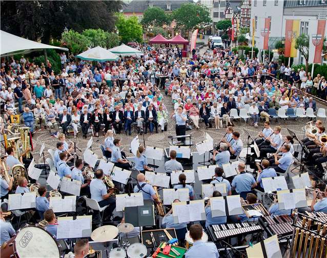Ein echtes Highlight wurde den zahlreichen Gästen auf dem Ahrweiler Marktplatz mit dem Auftritt des Heeresmusikkorps Koblenz geboten.  KG