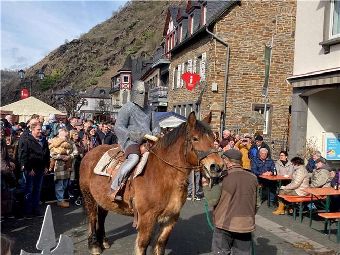 Ein edler Recke hoch zu Ross.