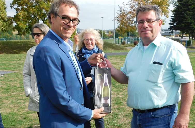 Ein edler Tropfen als kleiner Dank an den Künstler.