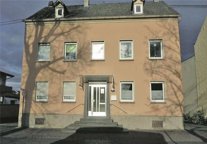 Ein eher trostloser Anblick: das ehemalige Pfarrhaus in Kaltenengers vor der Sanierung.privat