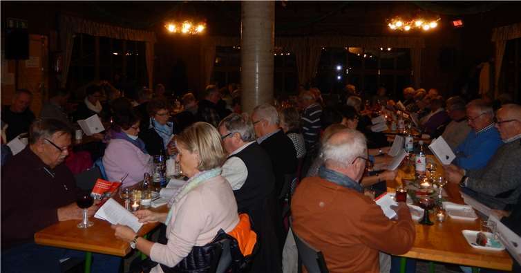 Ein eifriges Publikum im voll besetzten Saal.