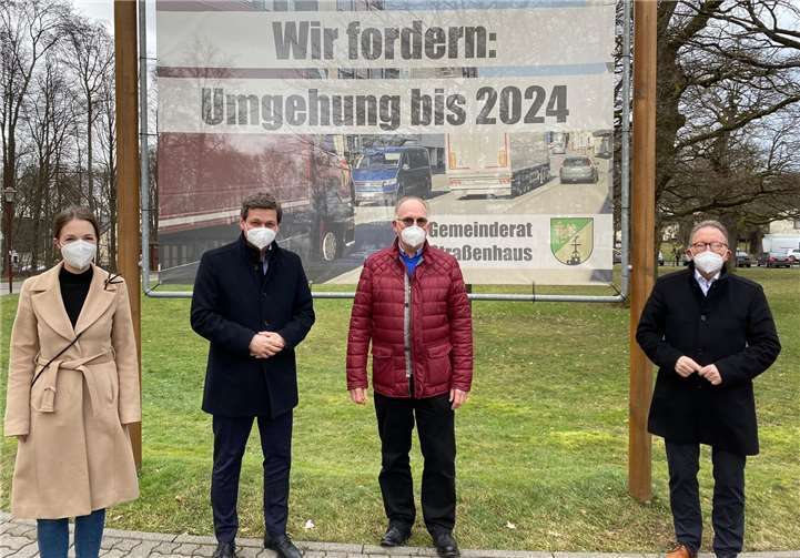 Ein eigenes Bild machten sich Christian Baldauf und Ellen Demuth an Ort und Stelle und ließen sich von Landrat Achim Hallerbach, Ortsbürgermeisterin Birgit Haas, Bundestagsabgeordneten Erwin Rüddel und CDU-Ratsmitglied Jürgen Mertgen über den Stand in Sachen Ortsumgehung informieren.Foto: privat