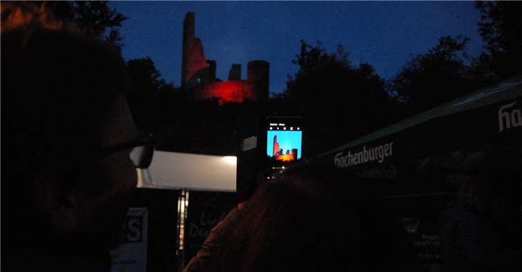 Ein einzigartiges Ambiente: Am Fuß der beleuchtetenBurgruine Reichenstein feierten die Gäste desFördervereins ein tolles Open Air-Konzert.