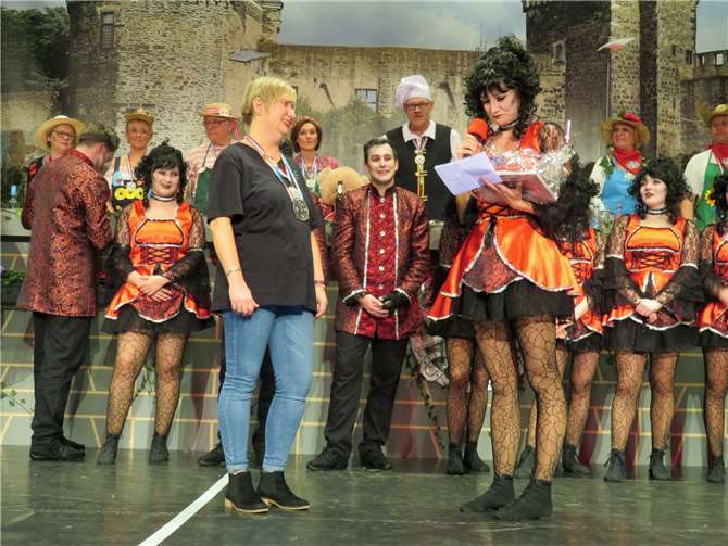 Ein emotionaler Moment: Seit drei Jahrzehnten wirkt Ela Stromberg bereits als Trainerin der gemischten Showtanzgruppe. Ihre Mädels und Jungs brachten ihre Anerkennung zum Ausdruck.