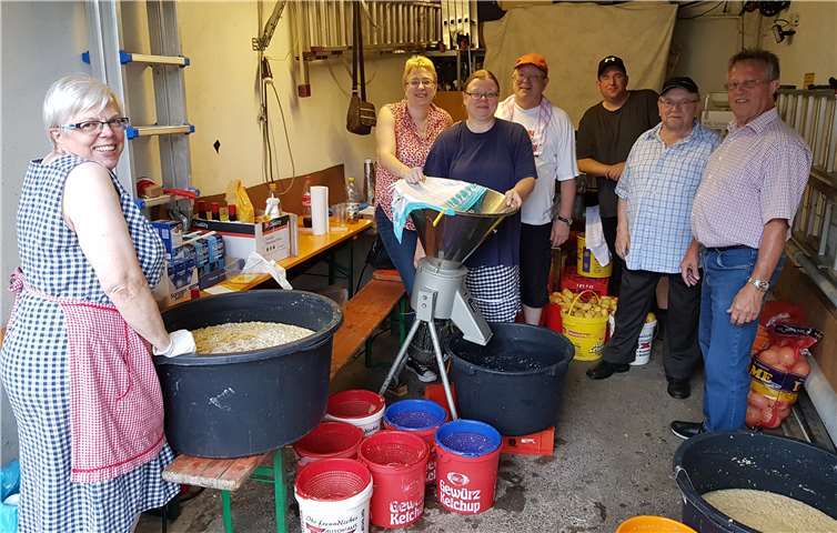 Ein engagiertes Team sorgte auf einem benachbarten Anwesen dafür, dass stets ausreichend Kartoffelteig zur Zubereitung der leckeren Kröbbelchen bereitstand.Fotos: KH