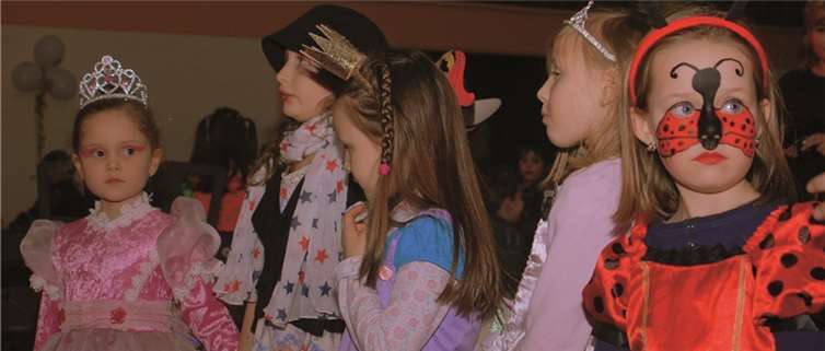 Ein entzückendes Publikum war der Einladung zur Kinderdisco gefolgt: Prinzessinnen und Schmetterling... privat