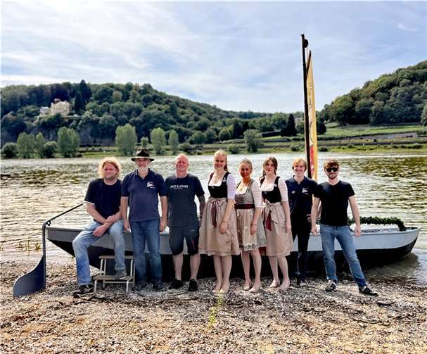 Ein erfahrenes Bootsteam des Kanu-Clubs aus Unkel (KCU) brachte die neue Weinkönigin Lucie I. und ihre Weinprinzessinnen Muriel und Lea mit einem Nachen an den Anleger der Stadt.  Foto: KCU