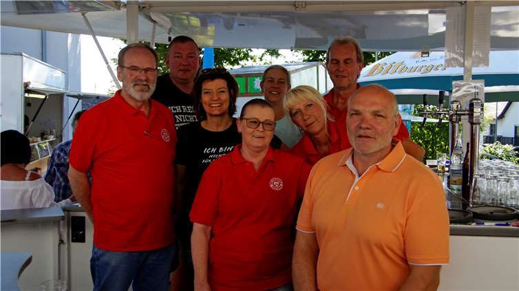 Ein erfahrenes Team übernahm am Freitagabend den Ausschank.