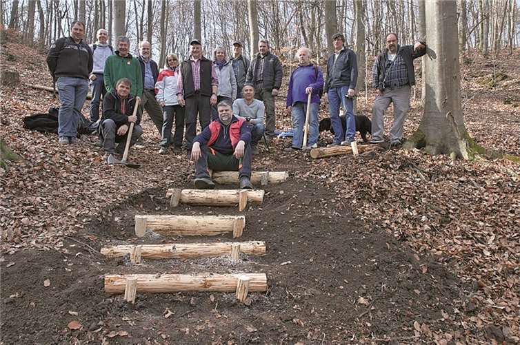 Ein erfolgreicher Praxistag auf dem Vulkanpfad geht zu Ende. Klaus Erber (5.v.l.) und Ruedi Spiess (r.) vom Deutschen Wanderinstitut sind voll des Lobes für Leistung und Elan der Kursteilnehmer.privat