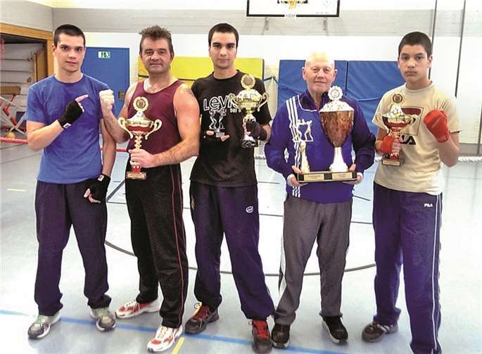 Ein erfolgreiches Jahr 2014 für Marvin Miah, Sparringspartner Guido Brunne, Robert Miah, Trainer Heinrich Ottersbach und Kevin Miah. privat