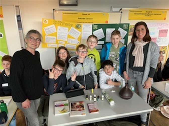 Ein erfolgreiches Team: Die Projektbetreuerinnen Ute Hetger-Jax (li.) und Rebecca Zimmer (re.) mit ihren erfolgreichen Jungforschern. Foto: Realschule plus und FOS Untermosel