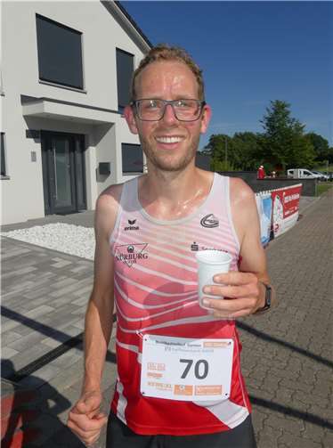 Ein erschöpfter Thierry van Riesen (LG Rhein-Wied) zeigte sich nach seinem Sieg über 10.000 m dennoch glücklich. Fotos: TE