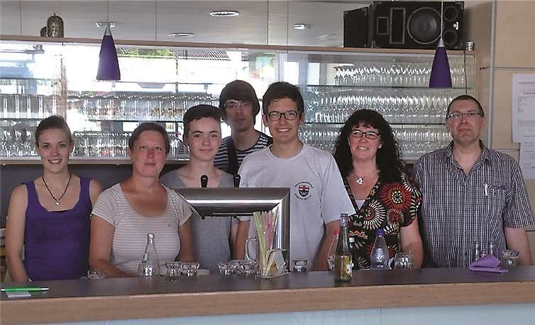 Ein etwas ausgefallenes Thekenteam versorgte auf der Pfingstkirmes in Urbar mit leckeren Getränken. privat