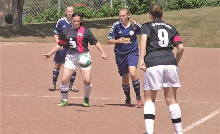 Ein etwas ungleiches Spiel in der zweiten Halbzeit, denn die Damen des FFC Montabaur (U17 Bundesliga) siegten überlegen mit 7:2 Toren gegen die Damenmannschaft des FC Horchheim.