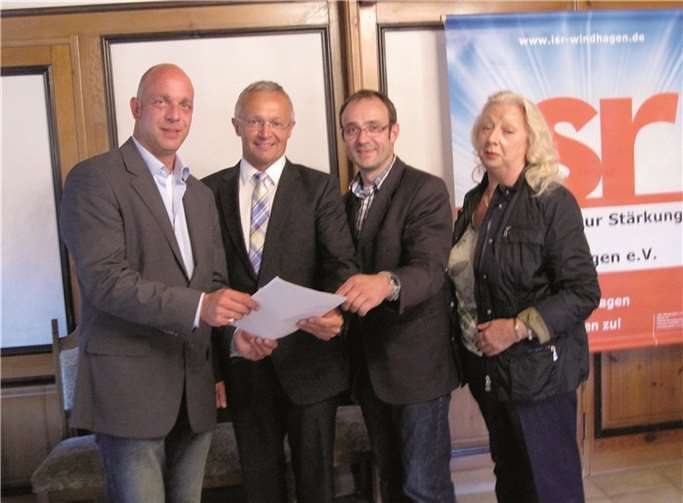 Ein fachlicher Austausch zu der aktuell laufenden Nahverkehrsplanung für den Landkreis Neuwied: (v.l.) Martin Buchholz, 1.Vorsitzender der ISR, 1.Kreisbeigeordneter Achim Hallerbach sowie die ISR-Vorstandsmitglieder Hans-Heinrich Muss und Trudi Saal. Privat