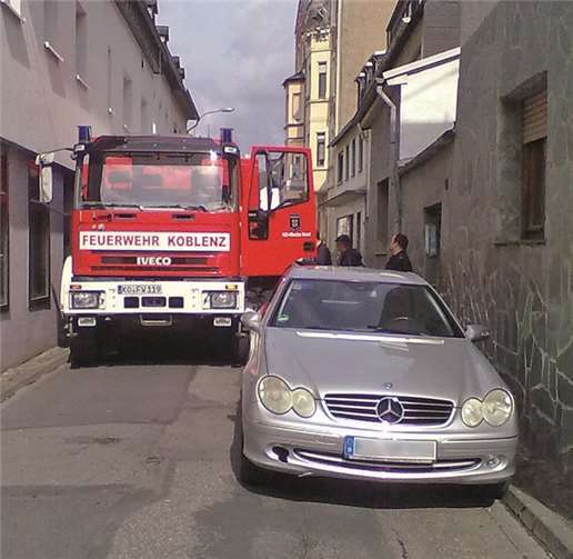 Ein falsch geparkter Pkw versperrt einem Löschzug der Freiwilligen Feuerwehr Einheit 2 (Wache Nord) den Weg. Eine Weiterfahrt ist unmöglich. Zum Glück waren die Feuerwehrleute nicht im Notfalleinsatz.J.Cizic