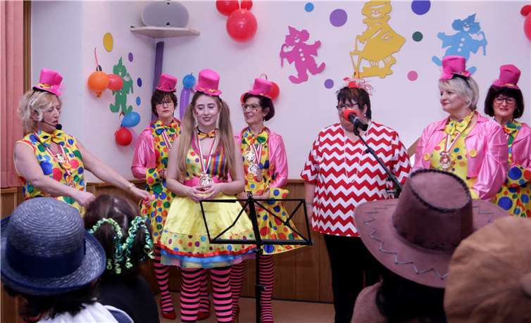 Ein fantastisches Programm boten die Bottermaatsmöhnen in der Narrhalla der „Gemütlichen Ecke“. Fotos: SES