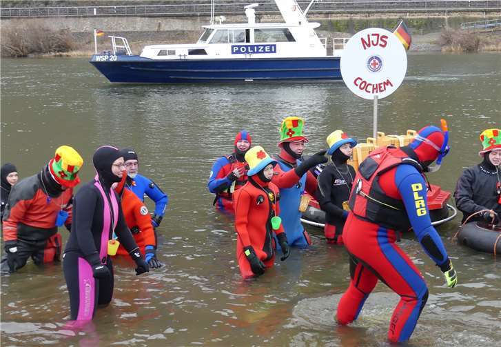 Ein farbenfrohes Bild mit aktiven Schwimmer/Innen unter der Aufsicht der Wasserschutzpolizei.
